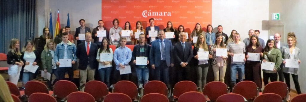 Participantes en una entrega de diplomas en la Cámara de Comercio de Oviedo