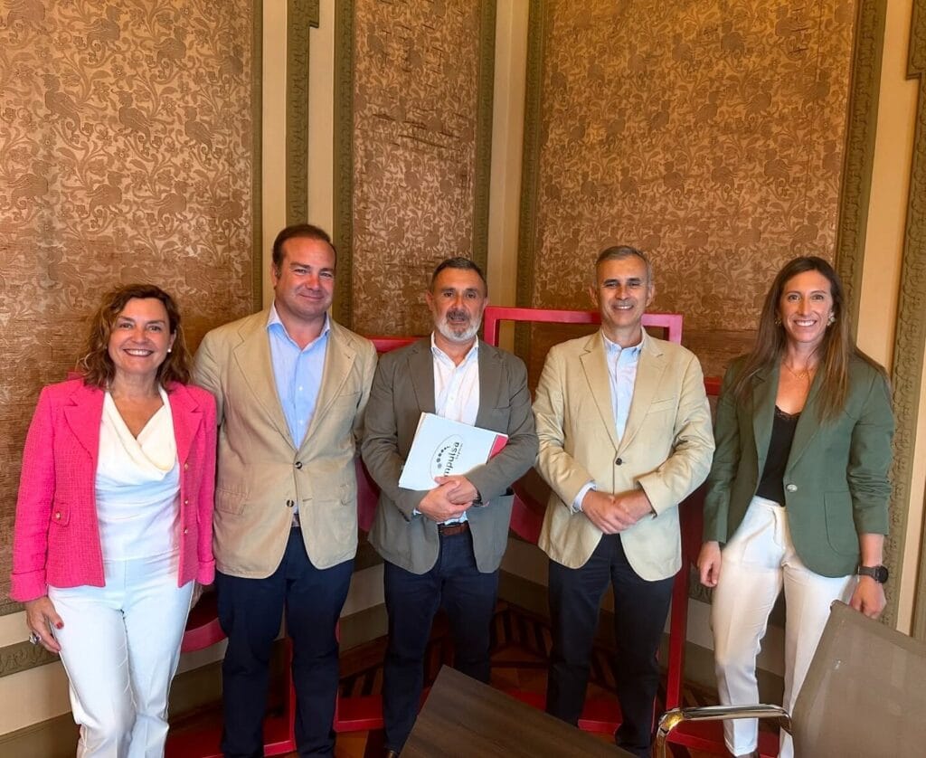 Jesús Portilla junto a colaboradores en un encuentro profesional