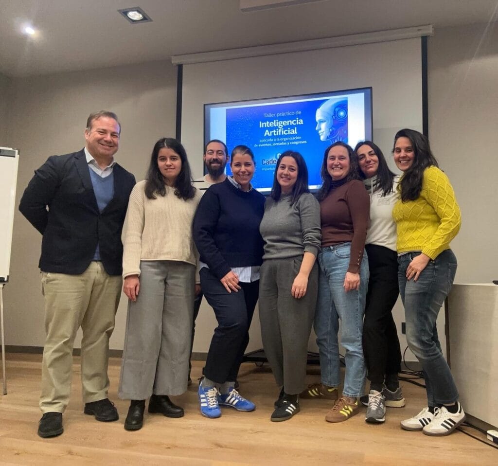 Equipo participante en un programa de innovación y emprendimiento