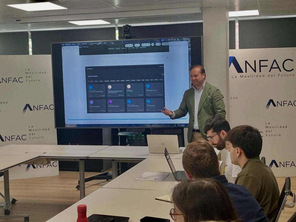 Jesús Portilla impartiendo formación en inteligencia artificial en ANFAC