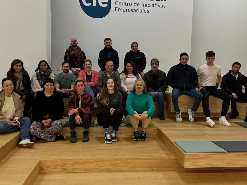 Grupo participante en un programa CIE de emprendimiento